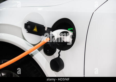 Stromversorgung für Hybrid-Elektro-Auto aufladen. Öko-Auto-Konzept. Stockfoto