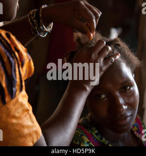 African Cornrow Hair Styling (Afro Hairdo) Friseur in Sierra Leone Stockfoto
