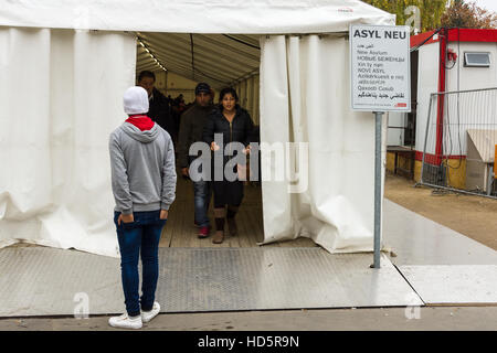 BERLIN - 30. Oktober 2015: Zentrum für den Empfang und Registrierung der Flüchtlinge - LaGeSo. Stockfoto