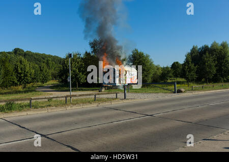 BERLIN - 21. Juli 2013: Das Feuer der Bauwagen. Bezirk Marzahn-Hellersdorf. Stockfoto