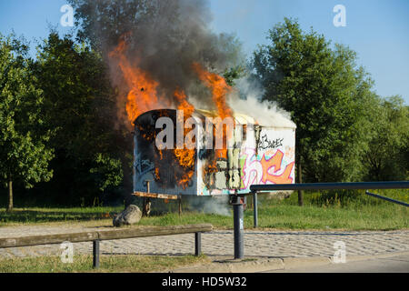 BERLIN - 21. Juli 2013: Das Feuer der Bauwagen. Bezirk Marzahn-Hellersdorf. Stockfoto