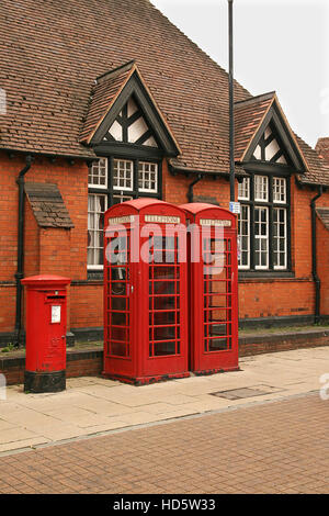 Eine am Straßenrand Szene in Oxfordshire, Vereinigtes Königreich. Altmodischen Telefonzellen und Postfach. Stockfoto