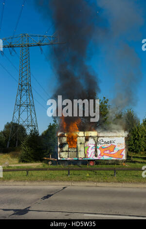 BERLIN - 21. Juli 2013: Das Feuer der Bauwagen. Bezirk Marzahn-Hellersdorf. Stockfoto