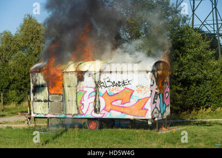 BERLIN - 21. Juli 2013: Das Feuer der Bauwagen. Bezirk Marzahn-Hellersdorf. Stockfoto