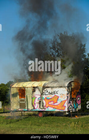 BERLIN - 21. Juli 2013: Das Feuer der Bauwagen. Bezirk Marzahn-Hellersdorf. Stockfoto