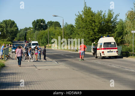 BERLIN - 21. Juli 2013: Das Feuer der Bauwagen. Bezirk Marzahn-Hellersdorf. Die Ankunft der Krankenwagen. Stockfoto