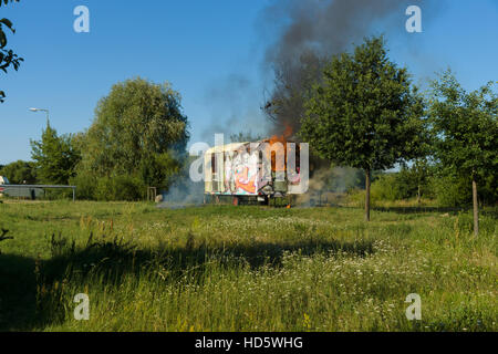 BERLIN - 21. Juli 2013: Das Feuer der Bauwagen. Bezirk Marzahn-Hellersdorf. Stockfoto