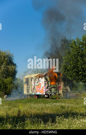 BERLIN - 21. Juli 2013: Das Feuer der Bauwagen. Bezirk Marzahn-Hellersdorf. Stockfoto