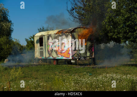 BERLIN - 21. Juli 2013: Das Feuer der Bauwagen. Bezirk Marzahn-Hellersdorf. Stockfoto