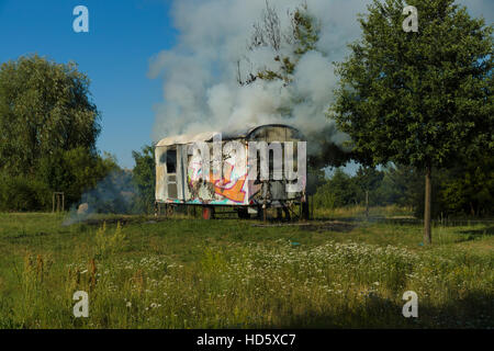 BERLIN - 21. Juli 2013: Das Feuer der Bauwagen. Bezirk Marzahn-Hellersdorf. Stockfoto