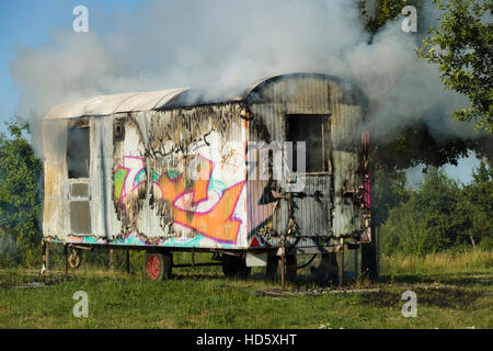 BERLIN - 21. Juli 2013: Das Feuer der Bauwagen. Bezirk Marzahn-Hellersdorf. Stockfoto