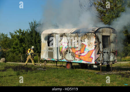 Das Feuer der Bauwagen. Bezirk Marzahn-Hellersdorf. Die Ankunft der Feuerwehrauto. Feuerwehr bei der Arbeit. Stockfoto