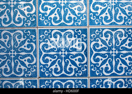 Fragment des traditionellen portugiesischen Fliesen Azulejo mit Muster in alten Porto, Portugal. Stockfoto