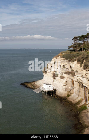 Klippen, Kalkfelsen mit Höhlenwohnungen, Grottes de Regulus et des Fontaines Meschers Sur Gironde, Cote de Beaute Stockfoto