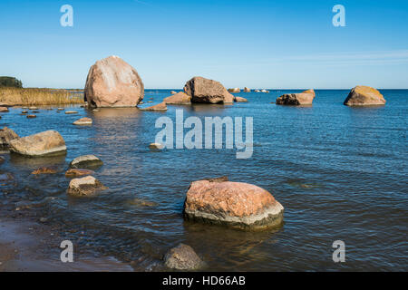 Felsbrocken am Ufer, Ostseeküste, Meerbusen Käsmu, Estland Stockfoto