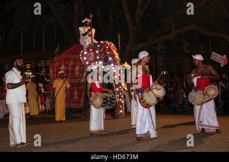 Trommler in traditionellen Kostümen geschmückt Elefanten, buddhistische Festival Esala Perahera, Kandy, Central Province, Sri Lanka Stockfoto