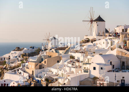 Stadt, Windmühlen, Oia, Santorini, Kykladen, Griechenland Stockfoto