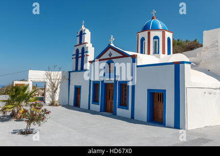Orthodoxe Kirche mit Kuppel und Bell Tower, Thirassia, Santorin, Kykladen, Griechenland Stockfoto