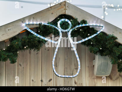 Weihnachts-Dekoration in Form von Engel installiert auf dem Weihnachtsmarkt Stand in Vilnius, Litauen. Stockfoto