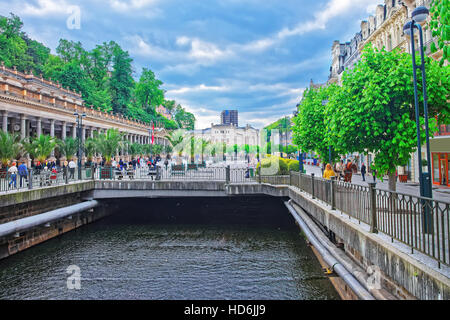 Karlovy Vary, Tschechien - 5. Mai 2014: Menschen bei der Mühlenkolonnade in Karlovy Vary, Tschechische Republik Stockfoto