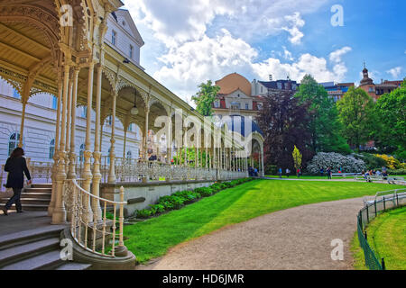 Gartenkolonnade mit hölzernen Laube, Karlovy Vary, Tschechien. Menschen auf dem Hintergrund Stockfoto