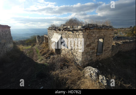 Das Dorf Agios Fotios in der Nähe von Statos in Paphos, die Weinregion Südzypern nach einem Erdbeben im Jahr 1969 aufgegeben wurde. Stockfoto