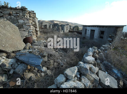 Das Dorf Agios Fotios in der Nähe von Statos in Paphos, die Weinregion Südzypern nach einem Erdbeben im Jahr 1969 aufgegeben wurde. Stockfoto