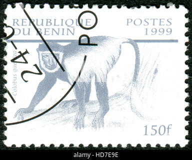 BENIN - CIRCA 1999: Eine Briefmarke gedruckt in Benin, zeigt die Guereza (Colobus Guereza), circa 1999 Stockfoto