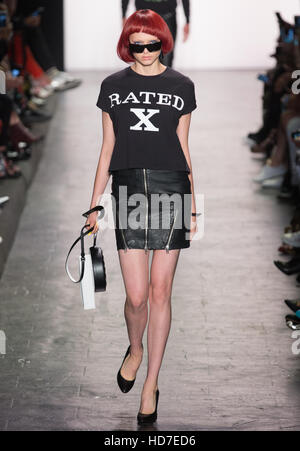 New York Fashion Week Frühjahr/Sommer 2017 - Jeremy Scott - Start-und Landebahn wo: New York, New York, Vereinigte Staaten von Amerika bei: 12 September 2016 Stockfoto