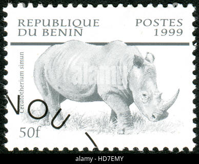 BENIN - CIRCA 1999: Eine Briefmarke gedruckt in Benin, zeigt das Breitmaulnashorn (Ceratotherium Simum), circa 1999 Stockfoto