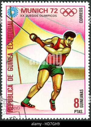 Eine Briefmarke gedruckt in Äquatorial-Guinea, widmet sich der Olympischen Sommerspiele 1972, München, zeigt den Hammerwurf, ca. 1972 Stockfoto