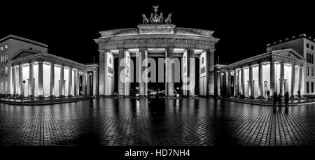 Das Brandenburger Tor. Berlin. Panorama-Blick. Schwarz und weiß. Stockfoto