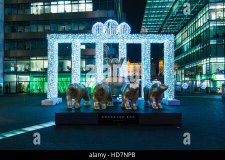 Neues Kranzler Eck. Einbau - Brandenburger Tor in Weihnachtsbeleuchtung und das Wahrzeichen der Stadt - Buddy Bär Quadriga. Stockfoto