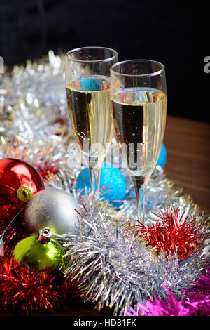 Weihnachten Gläser mit Champagner auf Weihnachten Dekoration Hintergrund Stockfoto