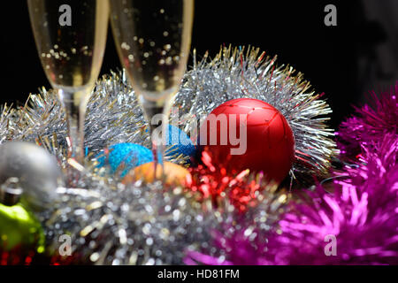Cristmas Gläser gefüllt mit Champagner auf Cristmas Dekoration Hintergrund Stockfoto