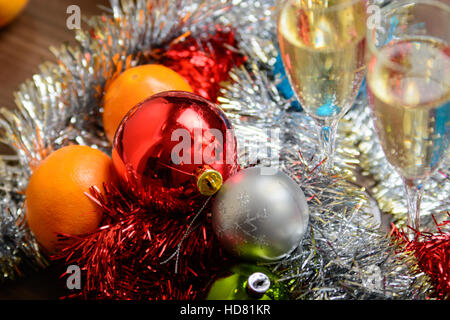 Weihnachten Gläser mit Champagner auf Weihnachten Dekoration Hintergrund Stockfoto