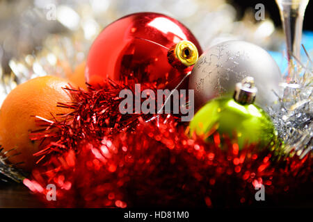 Cristmas Gläser gefüllt mit Champagner auf Cristmas Dekoration Hintergrund Stockfoto