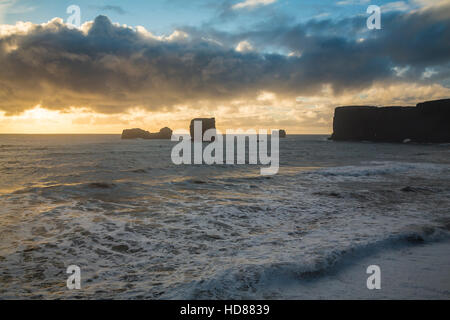 Meer, Felsen und Surfen auf der Halbinsel Dyrhólaey Küste im Süden Islands, Europa stapelbar Stockfoto