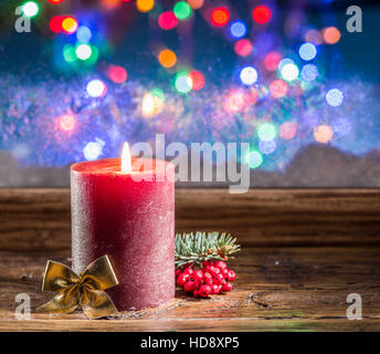 Geschenk-Boxen, Kerzenlicht und gefrorene Fenster. Weihnachten Hintergrund. Stockfoto