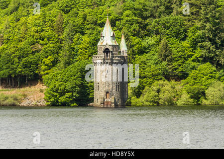 Gotische Anstrengung Turm am See Vyrnwy Reservoir. Powys, Wales, Vereinigtes Königreich. Stockfoto