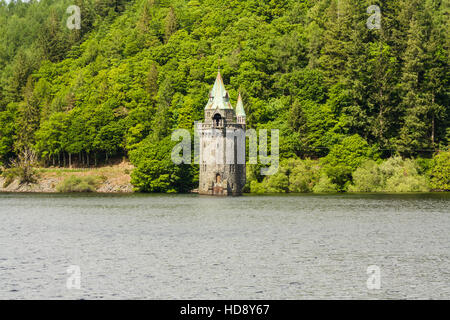 Gotische Anstrengung Turm am See Vyrnwy Reservoir. Powys, Wales, Vereinigtes Königreich. Stockfoto