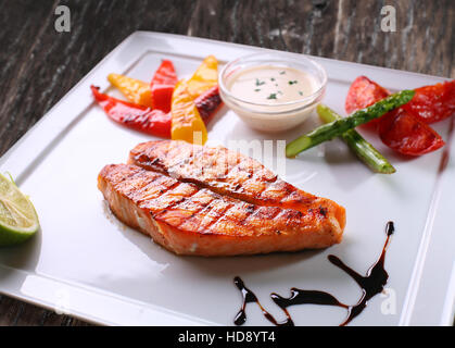 Gegrilltes Lachssteak und gegrilltem Gemüse. Stockfoto