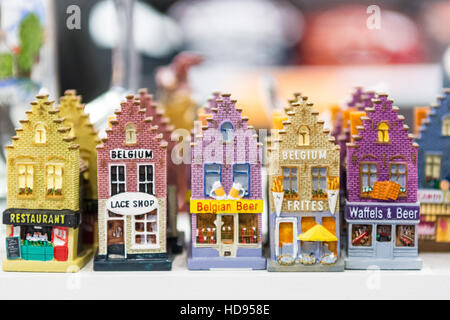 Belgien Tourismus - belgische touristische Souvenirs - Modellhäuser und Läden, die Spitze, Bier, Waffeln, Pommes frites Stockfoto