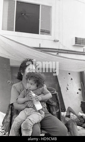 Latinos Leben in Zelten und Autos außerhalb ihrer zerstörten Wohnhäuser nach dem Northridge Erdbeben 1994 in der Gegend von Los Angeles. (Foto von Jeremy Hogan) Stockfoto