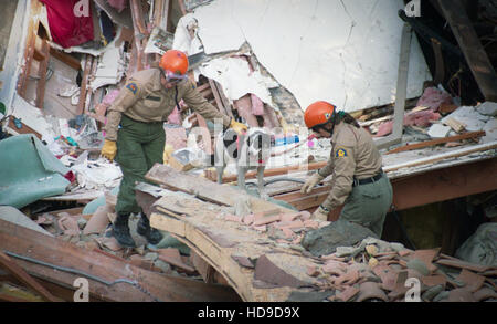 Latinos Leben in Zelten und Autos außerhalb ihrer zerstörten Wohnhäuser nach dem Northridge Erdbeben 1994 in der Gegend von Los Angeles. (Foto von Jeremy Hogan) Stockfoto