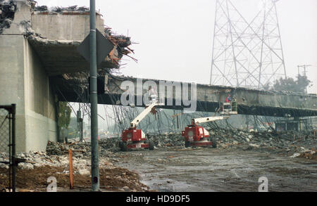 Latinos Leben in Zelten und Autos außerhalb ihrer zerstörten Wohnhäuser nach dem Northridge Erdbeben 1994 in der Gegend von Los Angeles. (Foto von Jeremy Hogan) Stockfoto