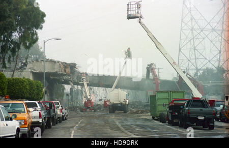 Latinos Leben in Zelten und Autos außerhalb ihrer zerstörten Wohnhäuser nach dem Northridge Erdbeben 1994 in der Gegend von Los Angeles. (Foto von Jeremy Hogan) Stockfoto