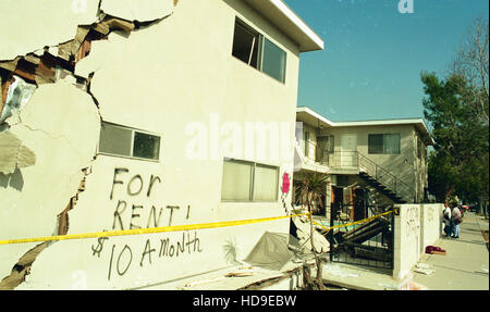 Latinos Leben in Zelten und Autos außerhalb ihrer zerstörten Wohnhäuser nach dem Northridge Erdbeben 1994 in der Gegend von Los Angeles. (Foto von Jeremy Hogan) Stockfoto