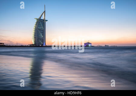 Luxus-Hotel Burj Al Arab auf der Küste des Persischen Golf nach Sonnenuntergang. Dubai, Vereinigte Arabische Emirate. Stockfoto