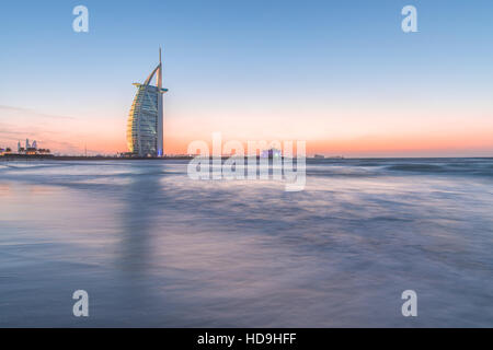 Luxus-Hotel Burj Al Arab auf der Küste des Persischen Golf nach Sonnenuntergang. Dubai, Vereinigte Arabische Emirate. Stockfoto